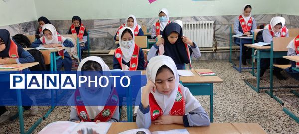 توزیع کتاب « از ایرانمان دفاع می کنیم » در بین دانش‌آموزان پیشتاز مدرسه شهید خاقانی شهرستان شیروان