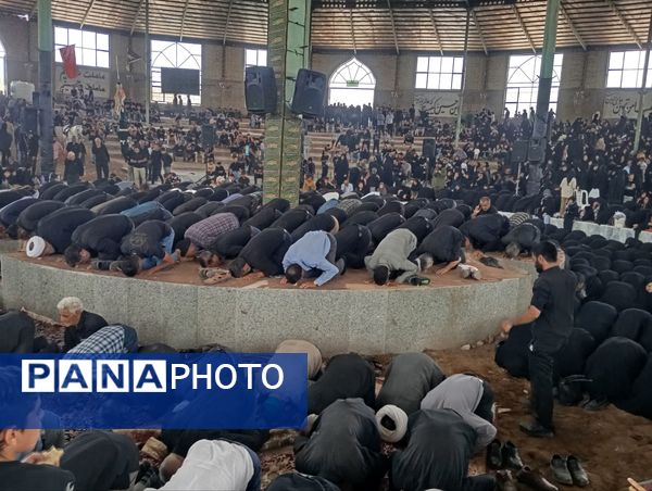 نماز جماعت در حسینه روستا اردمه در ظهر اربعین