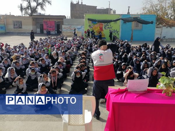  آموزش نحوه پناهگیری وآمادگی برای  مانور زلزله