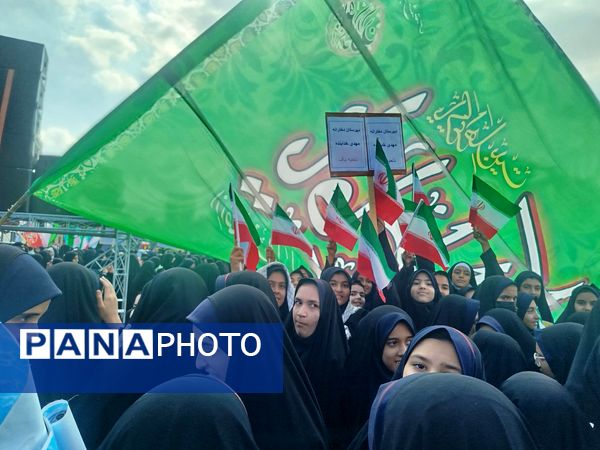 حضور پرشور دانش‌آموزان دبیرستان مهدی خدابنده در راهپیمایی ۱۳ آبان