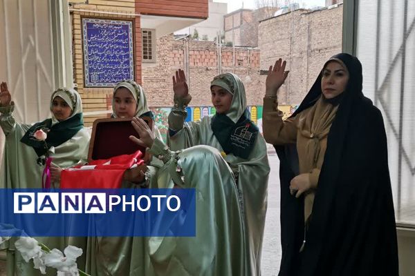 پرچم متبرک امام حسین(ع) میهمان دانش‌آموزان مدرسه زنده‌یاد قمصری