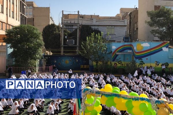 نواختن زنگ مصباح الهدی توسط مدیر آموزش و پرورش ناحیه 2 شهرری در دبستان طواف و معماریان 