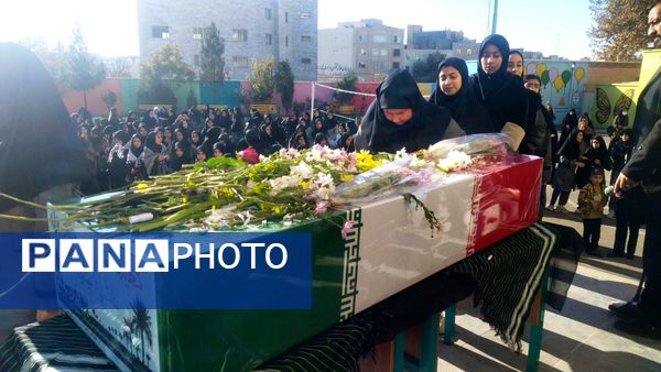 حضور پرمهابت شهید گمنام به مدرسه حضرت زینب صدرا و گرامیداشت مراسم پرچم‌گردانی امام حسین(ع) در هشتگرد