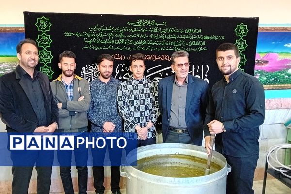 طبخ آش نذری به‌مناسبت شهادت حضرت فاطمه(س) در آموزشگاه مولوی کمیجان