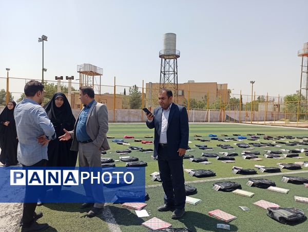 توزیع ٥٠٠ بسته کیف و لوازم التحریر میان دانش‌آموزان نیازمند در آموزش و پرورش ناحیه 3 شیراز