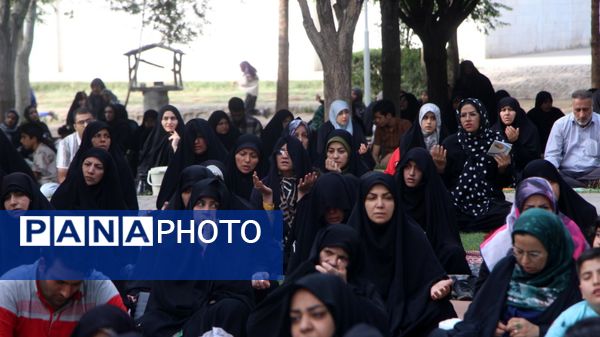 طنین دعای عرفه در پارک کوهستان یزد