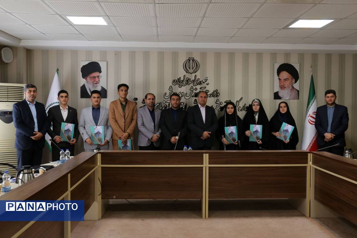نشست مدیرکل آموزش و پرورش آذربایجان شرقی با نمایندگان مجلس دانشآموزی