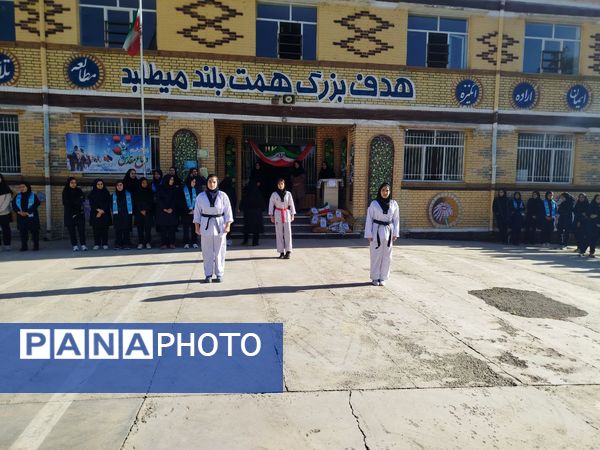 آغاز سال تحصیلی در دبیرستان نمونه زینب الکبری(س) قروه همراه با نواختن زنگ ایثار و مقاومت  
