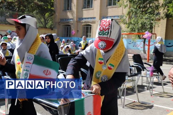 جشن عاطفه‌ها در دبیرستان ۱۳ آبان تبریز