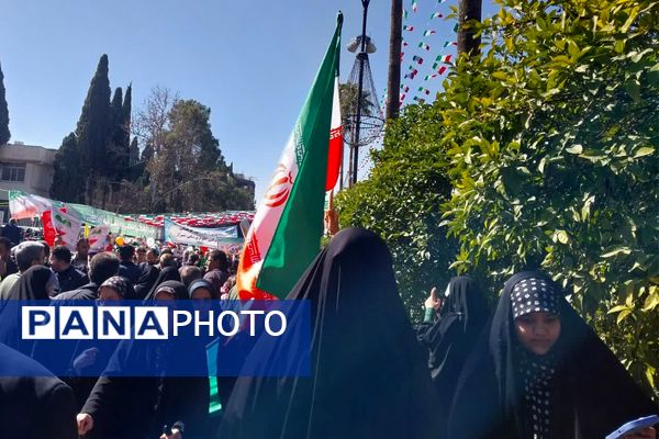 حضور پرشور مردم شیراز در راهپیمایی 22 بهمن، خون تازه در رگ‌های انقلاب 