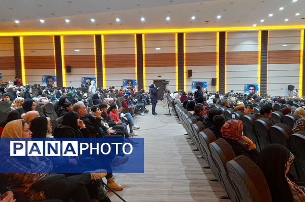اجرای برنامه هم‌ساده‌ها در سالن سینما ۱۹بهمن پایگاه هوایی شیراز