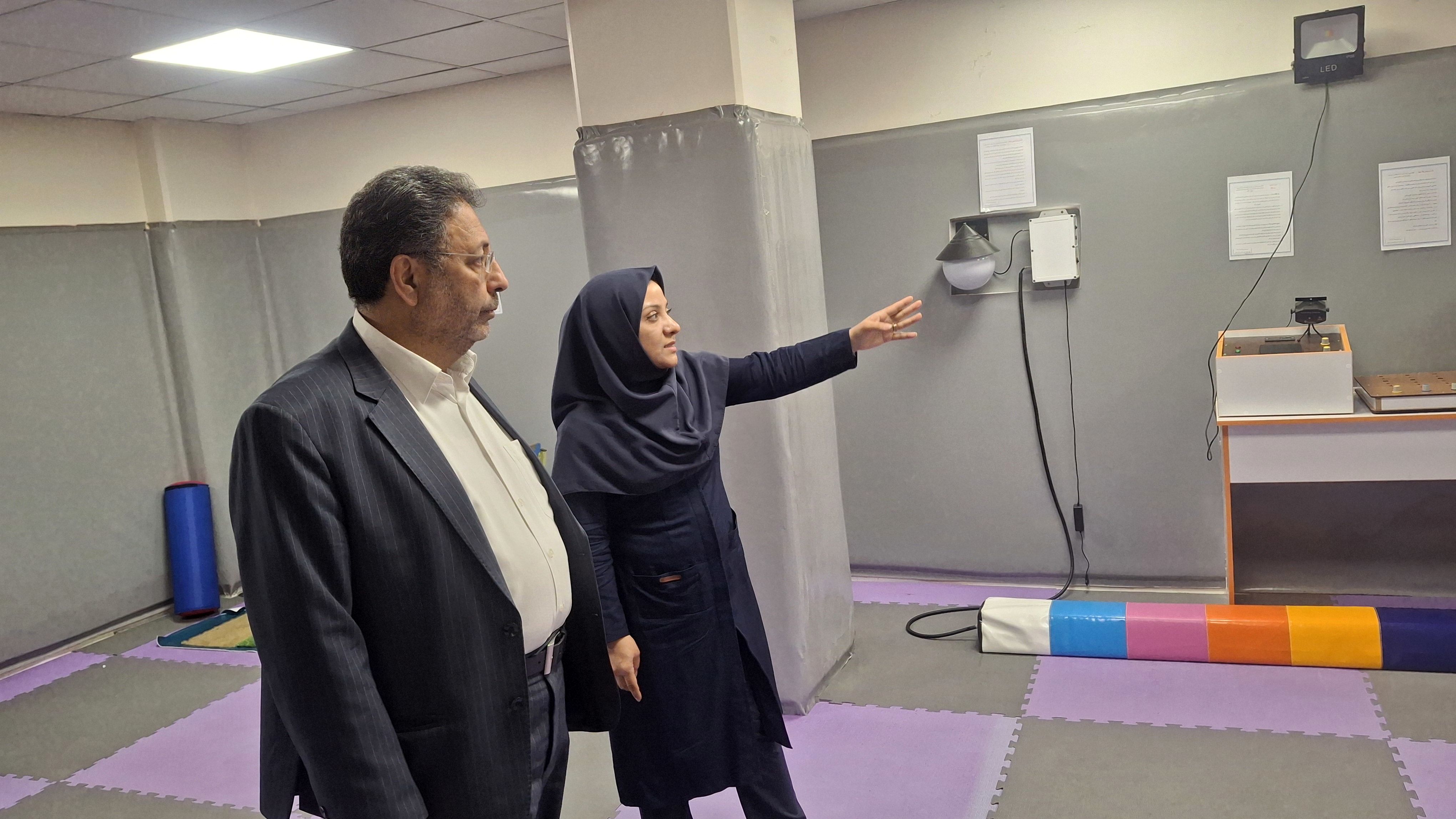 مدیر آموزش‌وپرورش منطقه ۱۴ تهران از کارکنان مدرسه اتیسم راد تقدیر کرد