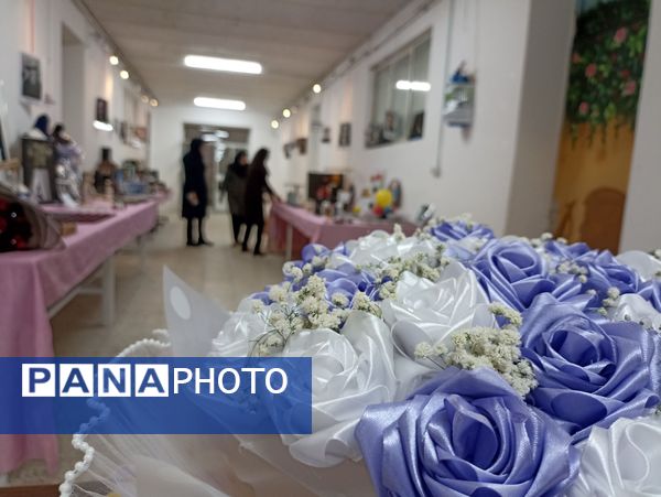 بازدید از نمایشگاه دست سازه هنرستان فنی و حرفه ای دخترانه فلسطین 