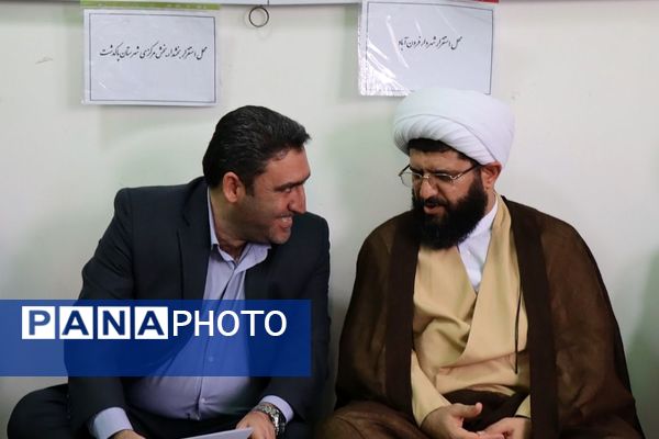 میز خدمت ویژه فرهنگیان در شهرستان پاکدشت به‌مناسبت گرامیداشت هفته معلم 