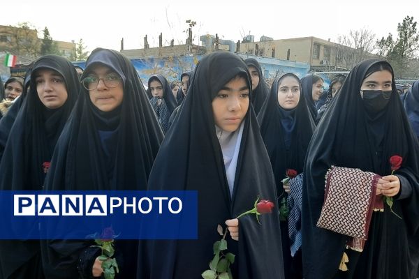 وداع دانش‌آموزان دبیرستان فرهنگیان ناحیه ۷ با شهید گمنام 