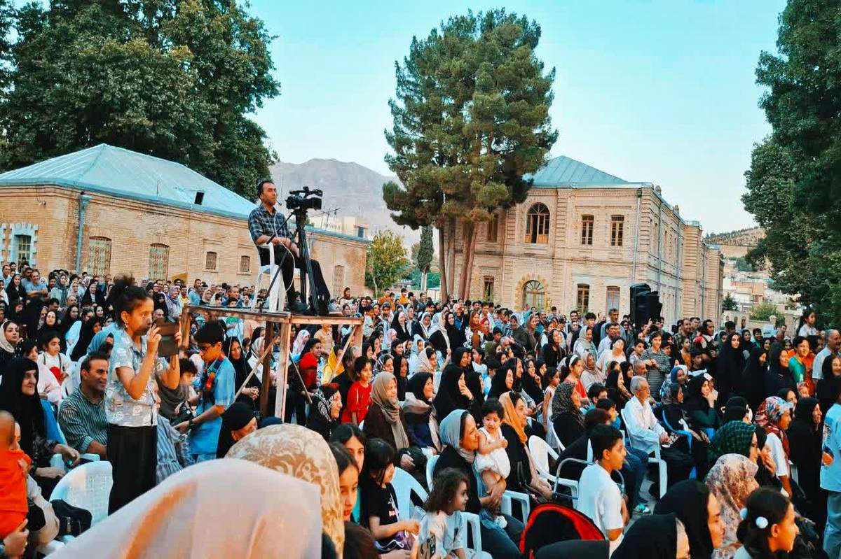 جشن باشکوه «امت احمد» در خرم‌آباد برگزار شد
مردم و هنرمندان لرستانی در ویژه‌برنامه ولادت پیامبر اعظم (ص) گرد هم آمدند