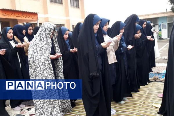  نماز باران در مدرسه جنت با حضور جمعی دانش‌آموزان