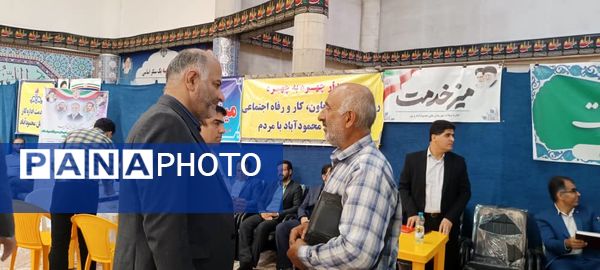 برپایی میز خدمت ادارات در مصلای نماز جمعه شهرستان محمودآباد
