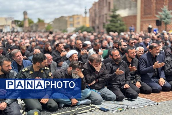اقامه نماز ظهر عاشورا و آیین تعزیه‌خوانی در اردبیل 