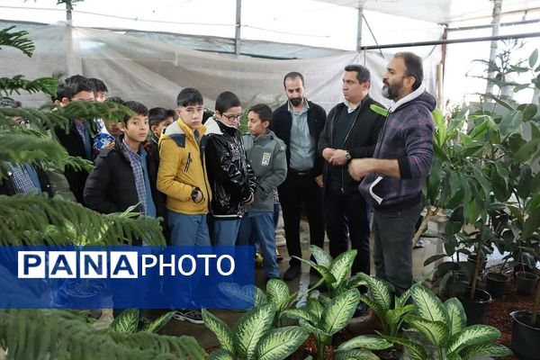 بازدید دانش‌آموزان دبستان شهید سلیمی جهرمی از گلخانه شهرداری کهریزک 