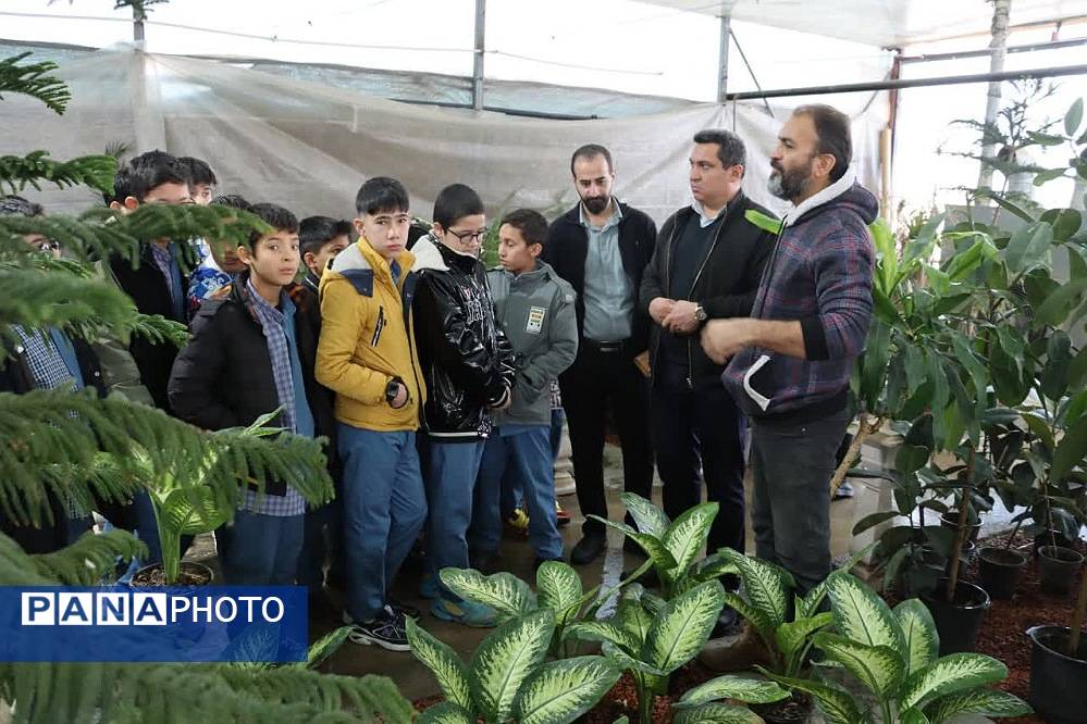 بازدید دانش‌آموزان دبستان شهید سلیمی جهرمی از گلخانه شهرداری کهریزک 