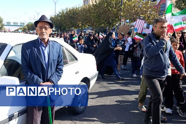 حضور پرشور دانش‌آموزان فشافویه در راهپیمایی ۱۳ آبان