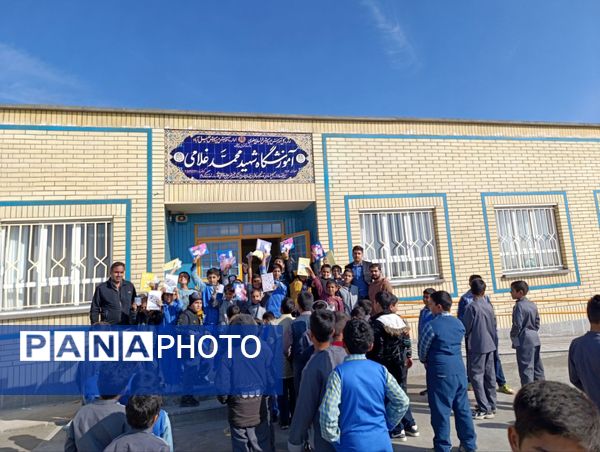 تجلیل از برگزیدگان مسابقات در مدرسه شهید غلامی خلیل آباد 