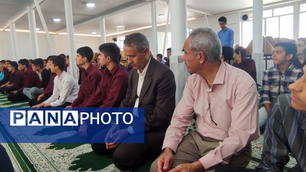 نواخته شدن زنگ نماز در دبیرستان نمونه آیت الله خامنه‌ای کاشمر 