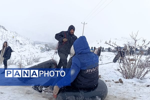  برف بازی مردم نیشابور در روستای برف ریز 