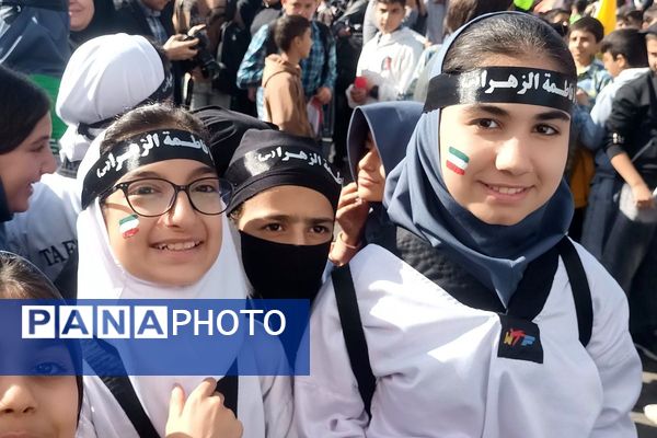 حماسه حضور دانش‌آموزان قرچکی در یوم الله ۱۳ آبان