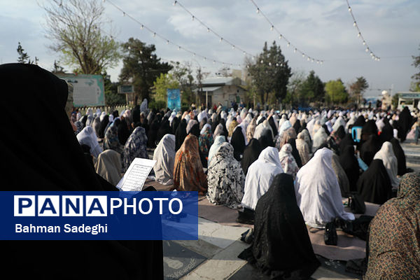 اقامه نماز عید سعید فطر- امامزاده پنج تن(ع) لویزان