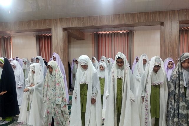 نماز جماعت ظهر و عصر به امامت امام جمعه حاجی‌‌آباد