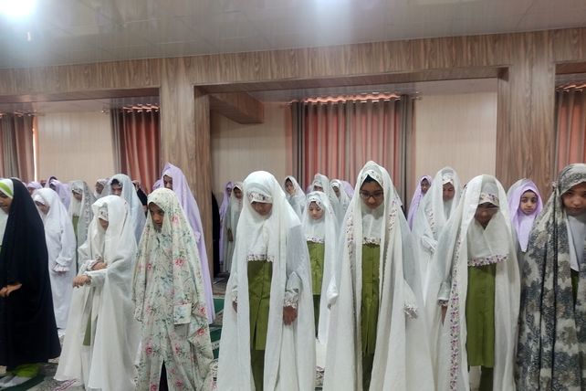 نماز جماعت ظهر و عصر به امامت امام جمعه حاجی‌‌آباد