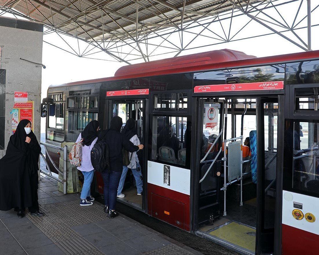 دست و پنجه نرم کردن شهروندان با نبود دستگاه شارژ کارت بلیت در خطوط BRT 