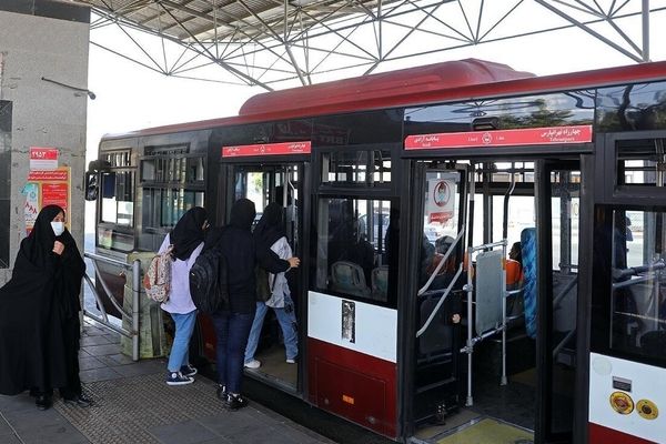 دست و پنجه نرم کردن شهروندان با نبود دستگاه شارژ کارت بلیت در خطوط BRT 