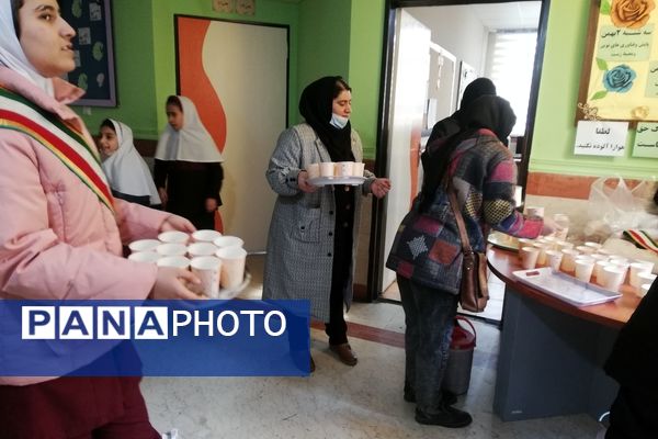 دانش‌آموزان مدرسه ۲۲ بهمن به مناسبت ولادت حضرت مهدی (عج)، موکبی را برپا کردند