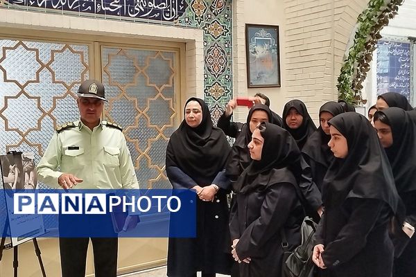 برگزاری نمایشگاه شناخت خطرات و آسیب های جامعه به مناسبت هفته نیروی انتظامی در دبیرستان صدیقه طاهره ناحیه یک شهرری