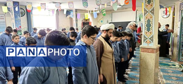 نمازجماعت پایه هشتم مدرسه زمانی با حضور مدیر آموزش و پرورش منطقه ۱۹ 