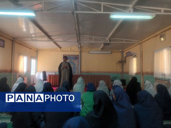 نماز جماعت در دبیرستان میرزا جعفر سروقد مشهد مقدس 