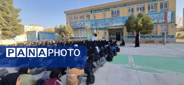 گرامیداشت هفته پدافند غیرعامل در مدرسه زنده جانی شهرستان کاشمر 