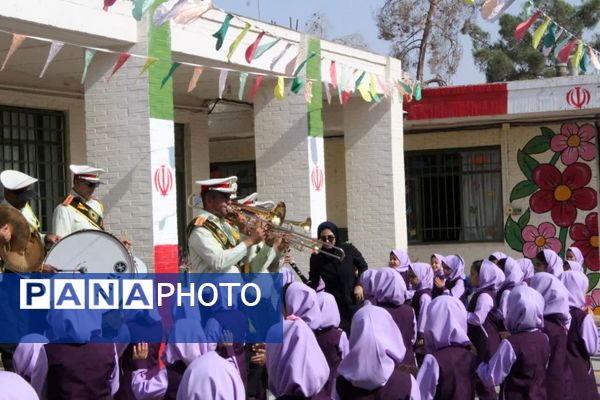 حضور پلیس در دبستان فاطمهالزهرا برای آموزش پیشگیری از آسیبهای اجتماعی