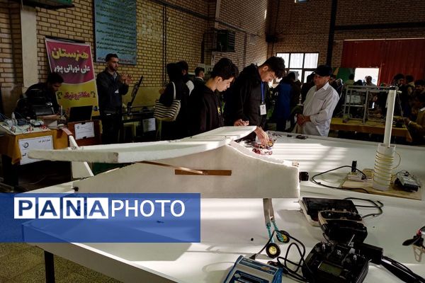 نمایشگاه دستاوردهای دانش‌آموزان هنرستان فنی حرفه‌ای‌ رباط‌کریم