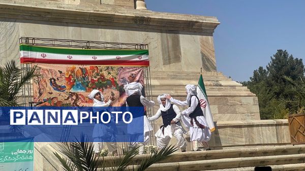فرزندان ایران زمین در کنار آرامگاه حکیم‌ توس