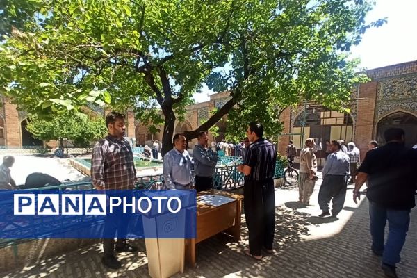  میز خدمت اداره کل آموزش فنی و حرفه‌ای استان کردستان در مسجد جامع شهر سنندج