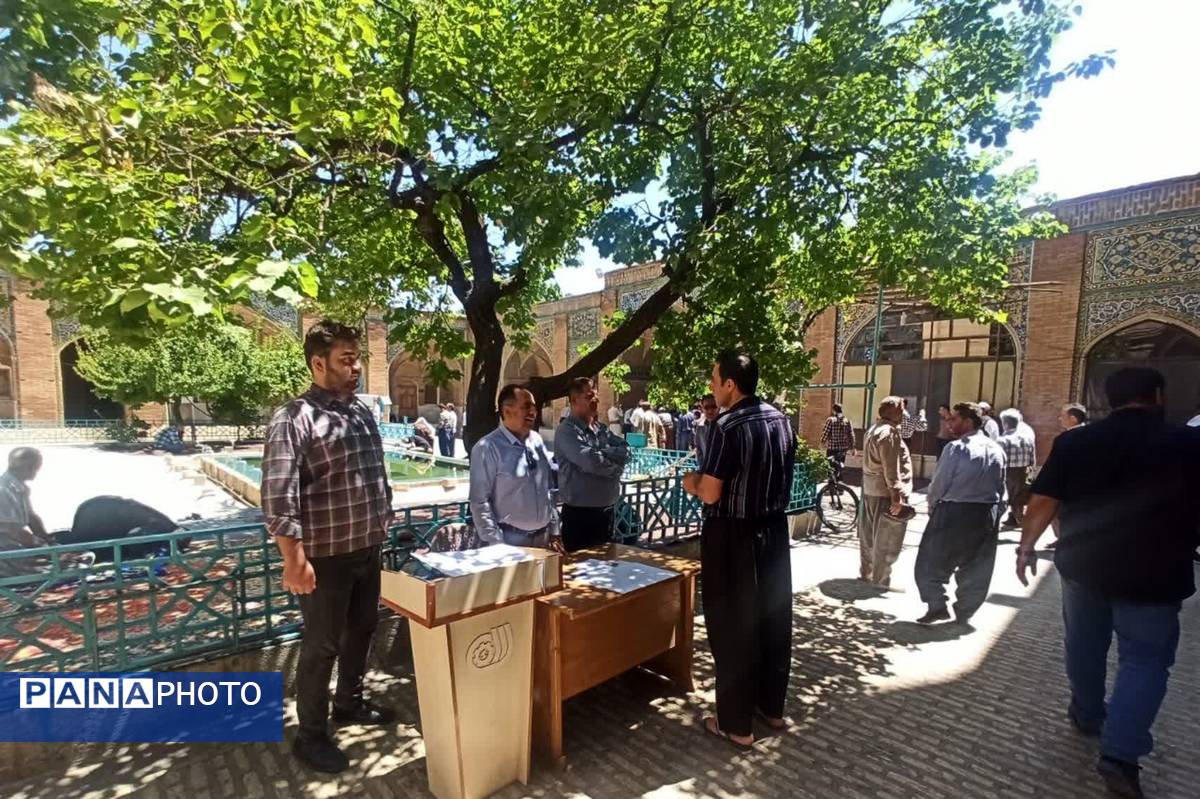  میز خدمت اداره کل آموزش فنی و حرفه‌ای استان کردستان در مسجد جامع شهر سنندج