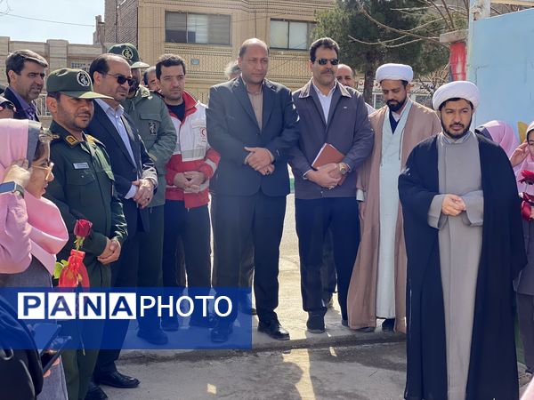 نواختن زنگ جشن نیکوکاری در دبستان زینب قهرمانی مه ولات