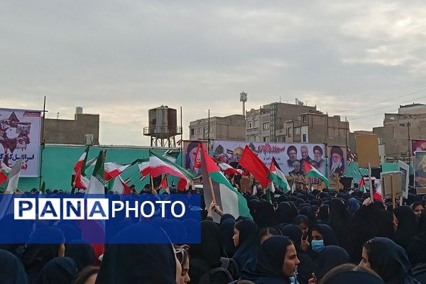 حضور پرشکوه دانش‌آموزان کهریزک و باقرشهر در راهپیمایی ۱۳ آبان