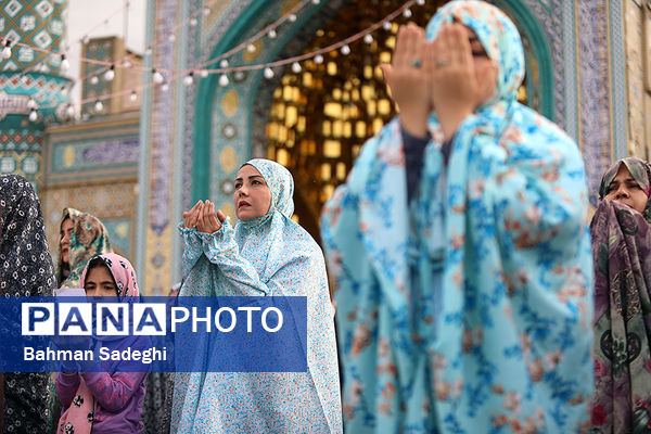 اقامه نماز عید سعید فطر- امامزاده پنج تن(ع) لویزان