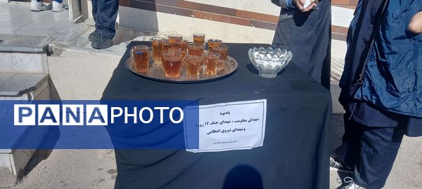  ایستگاه صلواتی به یاد شهدای نیروی انتظامی در دبیرستان فرهنگ