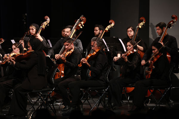 ارکستر سمفونیک تهران به رهبری «پانیذ فریوسفی»